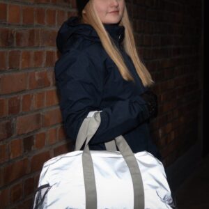 Kauttaaltaan heijastava kassi näkyy valoissa kauas